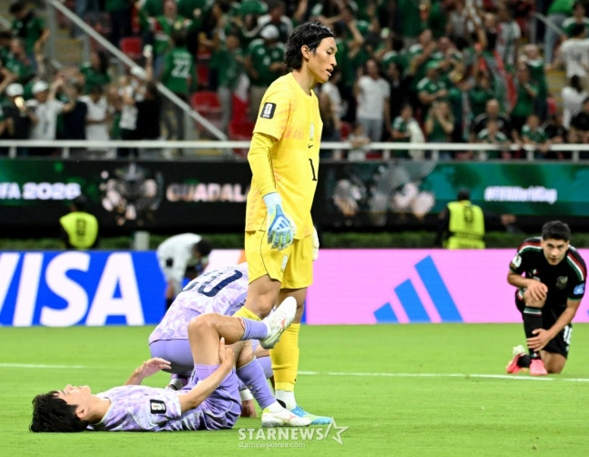 2026 북중미월드컵 A조 예선 대한민국 대 멕시코 경기가 19일(한국 시간) 멕시코 과달라하라 에스타디오 아크론에서 열렸다.김승규 경기를 마무리하고 있다. /사진=김진경 대기자.