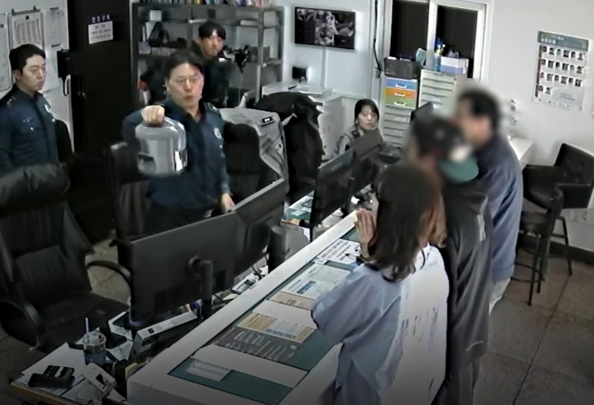 전기밥솥 안에서 발견된 순금 25돈은 얼마 전 세상을 떠난 여성이 귀중품을 안전하게 보관하기 위해 넣어둔 것으로 파악됐다. 여성의 유족이 경찰 연락을 받고 지구대를 방문한 모습. /사진=경찰청 유튜브 갈무리