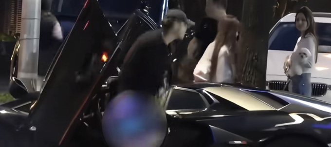 그룹 엑소(EXO) 출신 타오가 아내 쉬이양과 함께 검은색 람보르기니 컨버터블 차량에서 내리는 모습이 포착됐다. /사진=웨이보