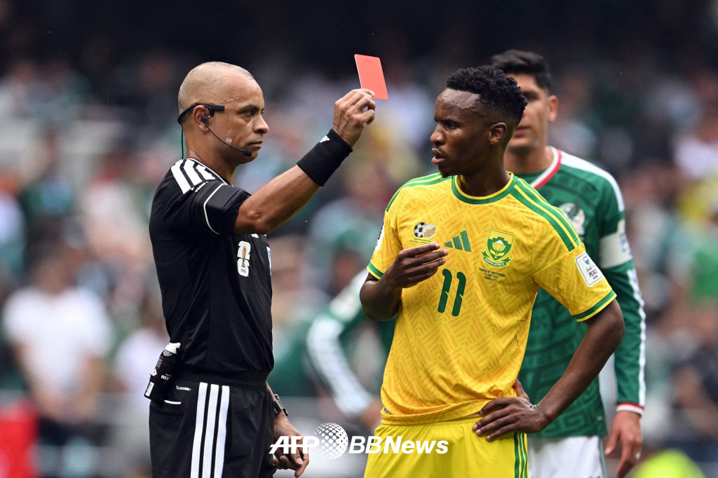 멕시코와의 2026 FIFA 북중미 월드컵 개막전에서 퇴장을 당한 템바 즈와네. /AFPBBNews=뉴스1