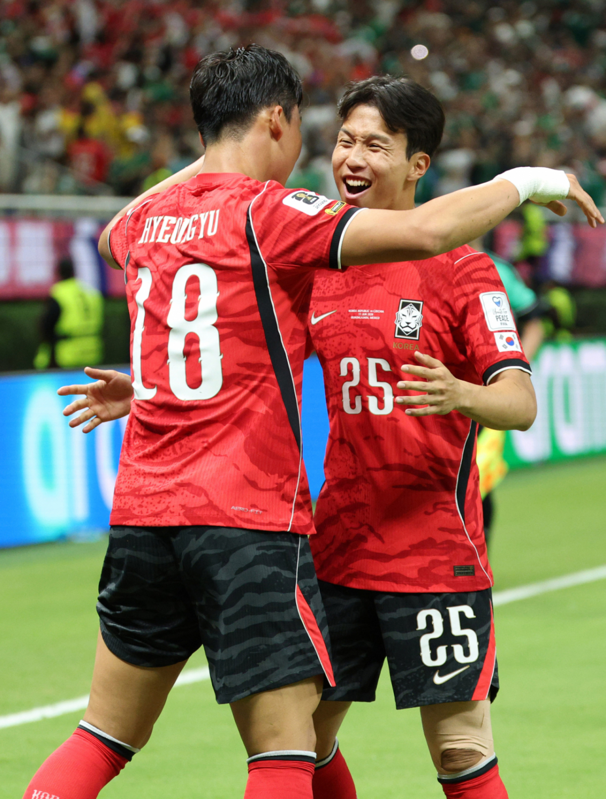2026 북중미월드컵 A조 예선 대한민국-체코전이 12일(한국 시간) 멕시코 과달라하라 에스타디오 아크론에서 열렸다. 오현규가 역전골을 터트린 후 엄지성과 기뻐하고 있다. /사진=김진경 대기자