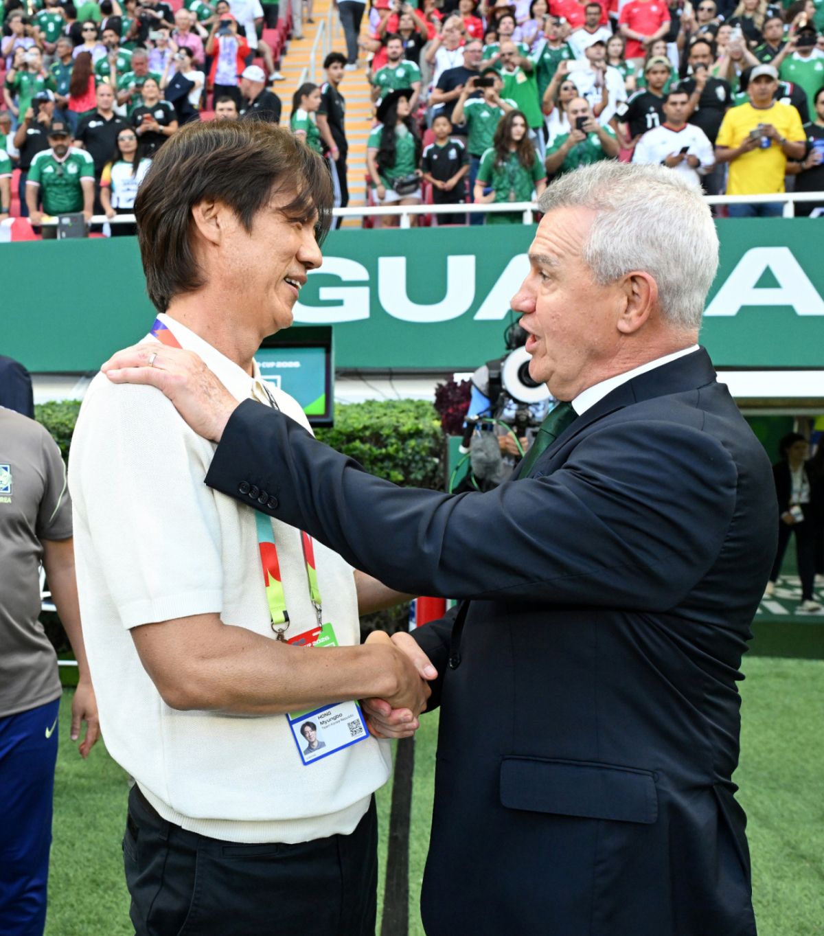 2026 북중미월드컵 A조 예선 대한민국 대 멕시코 경기가 19일(한국 시간) 멕시코 과달라하라 에스타디오 아크론에서 열렸다.홍명보 감독이 경기를 시작하며 아기레 감독과 이야기를 나누고 있다. 2026.06.19. 2026 북중미월드컵 A조 예선 대한민국 대 멕시코 경기가 19일(한국 시간) 멕시코 과달라하라 에스타디오 아크론에서 열렸다.홍명보 감독이 경기를 시작하며 아기레 감독과 이야기를 나누고 있다. /사진=김진경 대기자