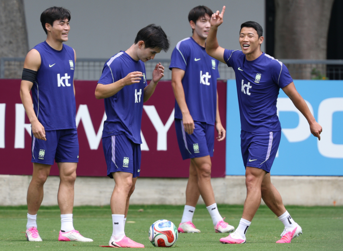 2026 북중미월드컵에 출전한 대한민국 축구 국가대표팀이 19일 멕시코 과달라하라 치바스 베르데 바예에서 회복 훈련을 진행했다. 황희찬을 비롯한 선수들이 밝은 표정으로 훈련을 하고 있다. /사진=김진경 대기자