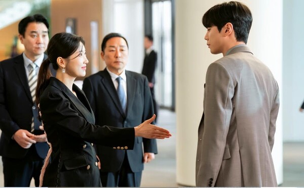 '신입사원 강회장' 스틸 컷 / 사진=SLL, 코퍼스코리아