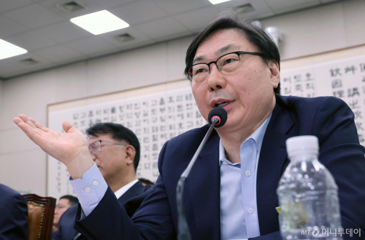[서울=뉴시스] 쌍방울 대북 송금 사건으로 유죄를 선고받아 수감 중인 이화영 전 경기도 평화부지사가 14일 서울 여의도 국회 '윤석열정권정치검찰조작기소의혹사건진상규명국정조사특별위원회'에서 열린 청문회에 증인으로 출석해 발언을 하고 있다. 2026.04.14. 