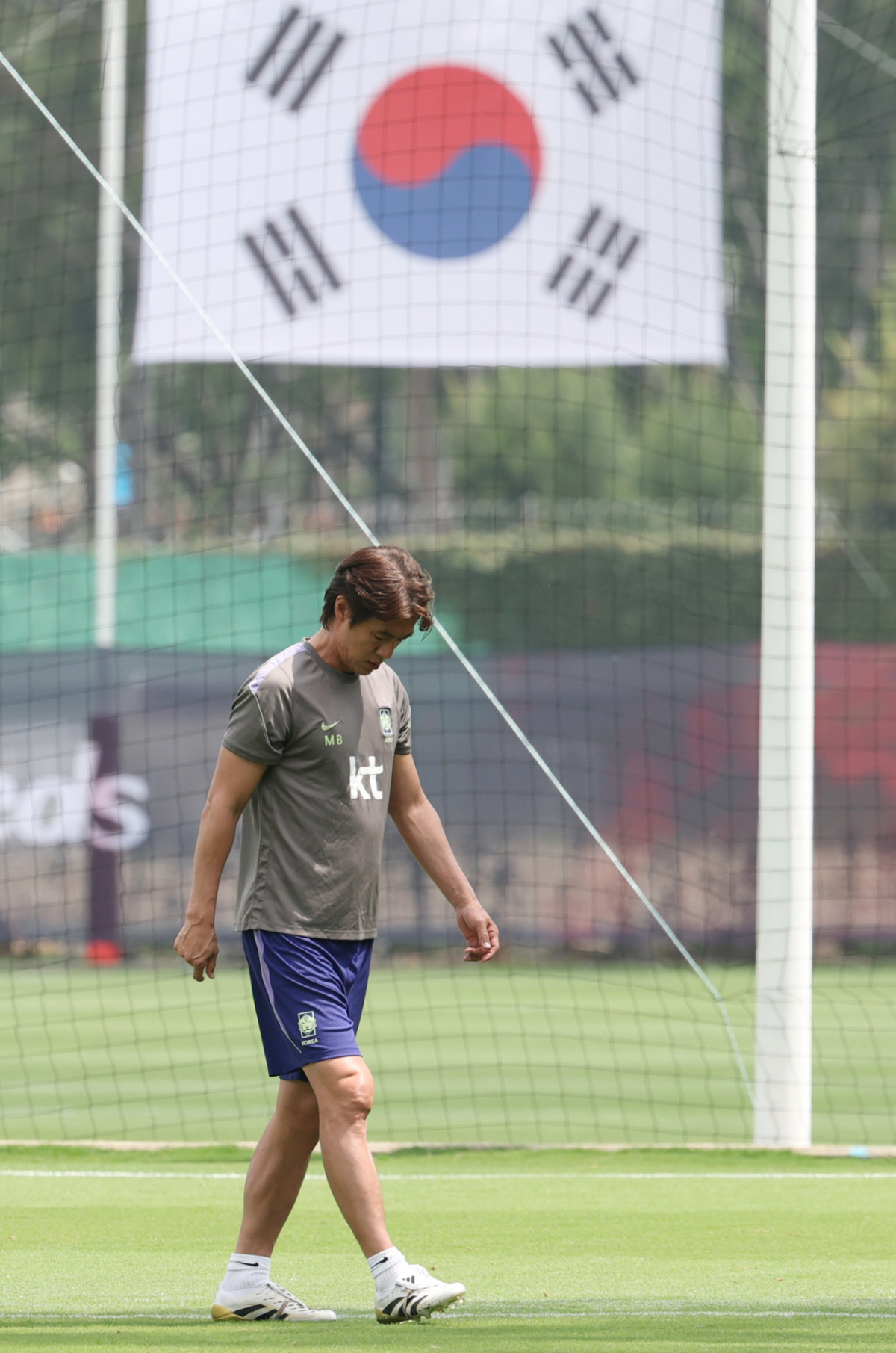 대한민국 축구 국가대표팀이 2026 북중미월드컵을 앞두고 12일 멕시코 과달라하라 치바스 베르데 바예에서 회복 훈련을 진행했다. 홍명보 감독이 상념에 잠긴 채 그라운드를 걷고 있다. /사진=김진경 대기자