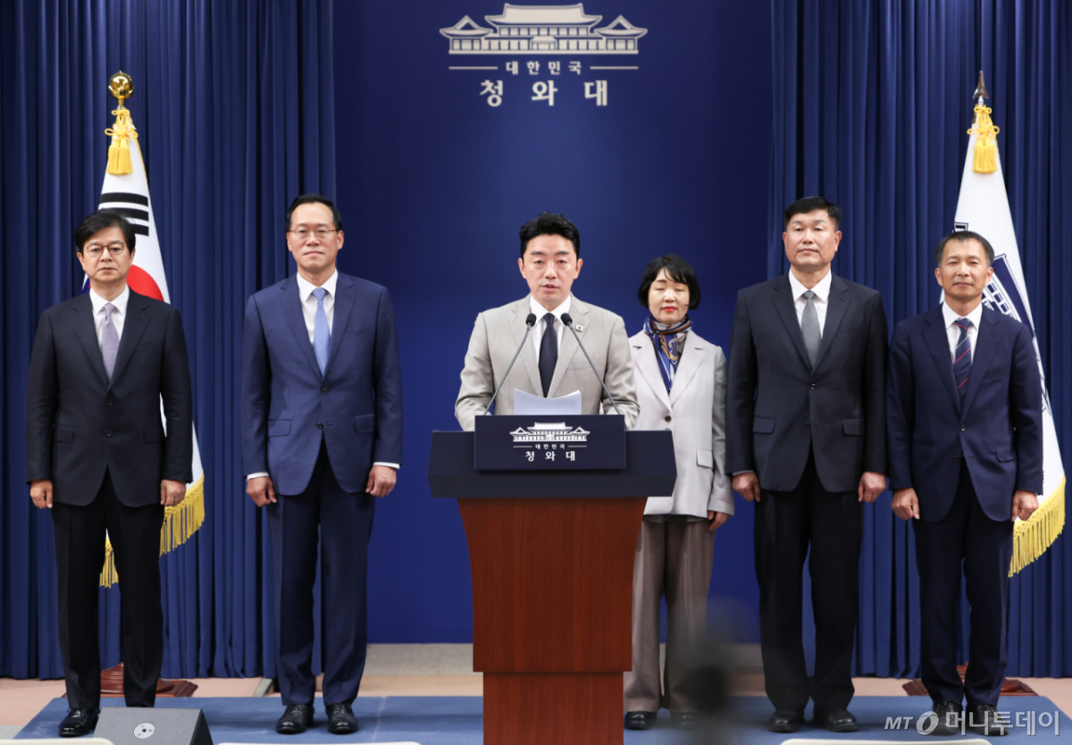 (서울=뉴스1) 허경 기자 = 강훈식 대통령비서실장이 21일 청와대 춘추관에서 수석비서관급 인선 발표를 하고 있다. 이재명 대통령은 이날 홍보소통수석비서관에 성기홍 전 연합뉴스 대표이사, 민정수석비서관에 한찬식 김앤장법률사무소 변호사, 사회수석비서관에 김경자 우석대 교수를 임명했다. 국가안보실 제1차장과 3차장엔 강건작 미래국방전략위원회 위원과 송기호 안보실 경제안보비서관을 발탁했다. 왼쪽부터 성기홍 홍보소통수석비서관, 한찬식 민정수석비서관, 강 비서실장, 김경자 사회수석비서관, 강건작 국가안보실 제1차장, 송기호 국가안보실 제3차장. 2026.6.21/뉴스1 Copyright © 뉴스1. All rights reserved. 무단 전재 및 재배포, AI학습 이용 금지. /사진=(서울=뉴스1) 허경 기자