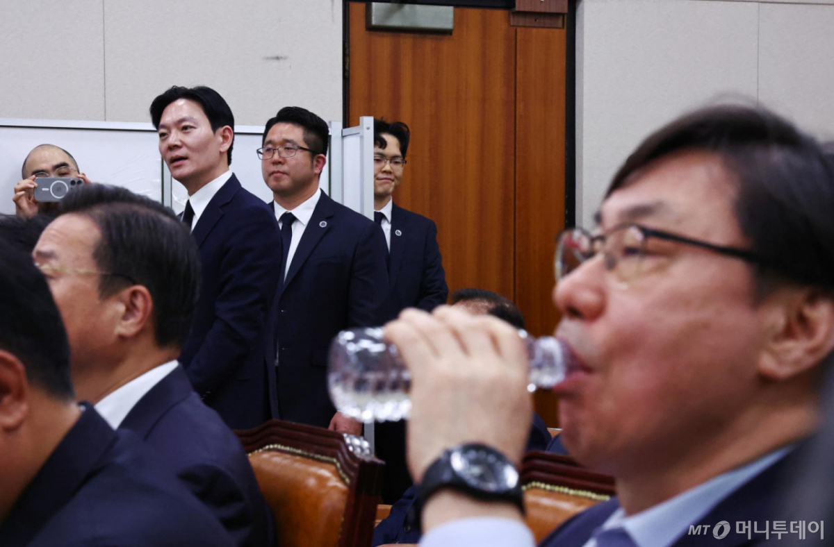 쌍방울 대북 송금 사건을 수사했던 박상용 검사가 14일 오전 서울 여의도 국회 '윤석열정권정치검찰조작기소의혹사건진상규명국정조사특별위원회'에서 열린 청문회에서 물 마시는 이화영 전 경기도 평화부지사 뒤로 선서 거부에 대한 육성 소명 기회를 요청하고 있다. /사진=머니투데이 DB