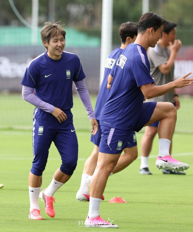 대한민국 축구 국가대표팀이 2026 북중미월드컵 A조 예선 멕시코전을 하루 앞두고 17일 멕시코 과달라하라 치바스 베르데 바예에서 훈련을 진행했다. 이강인을 비롯한 선수들이 밝은 표정으로 훈련을 하고 있다. /사진=김진경 대기자.