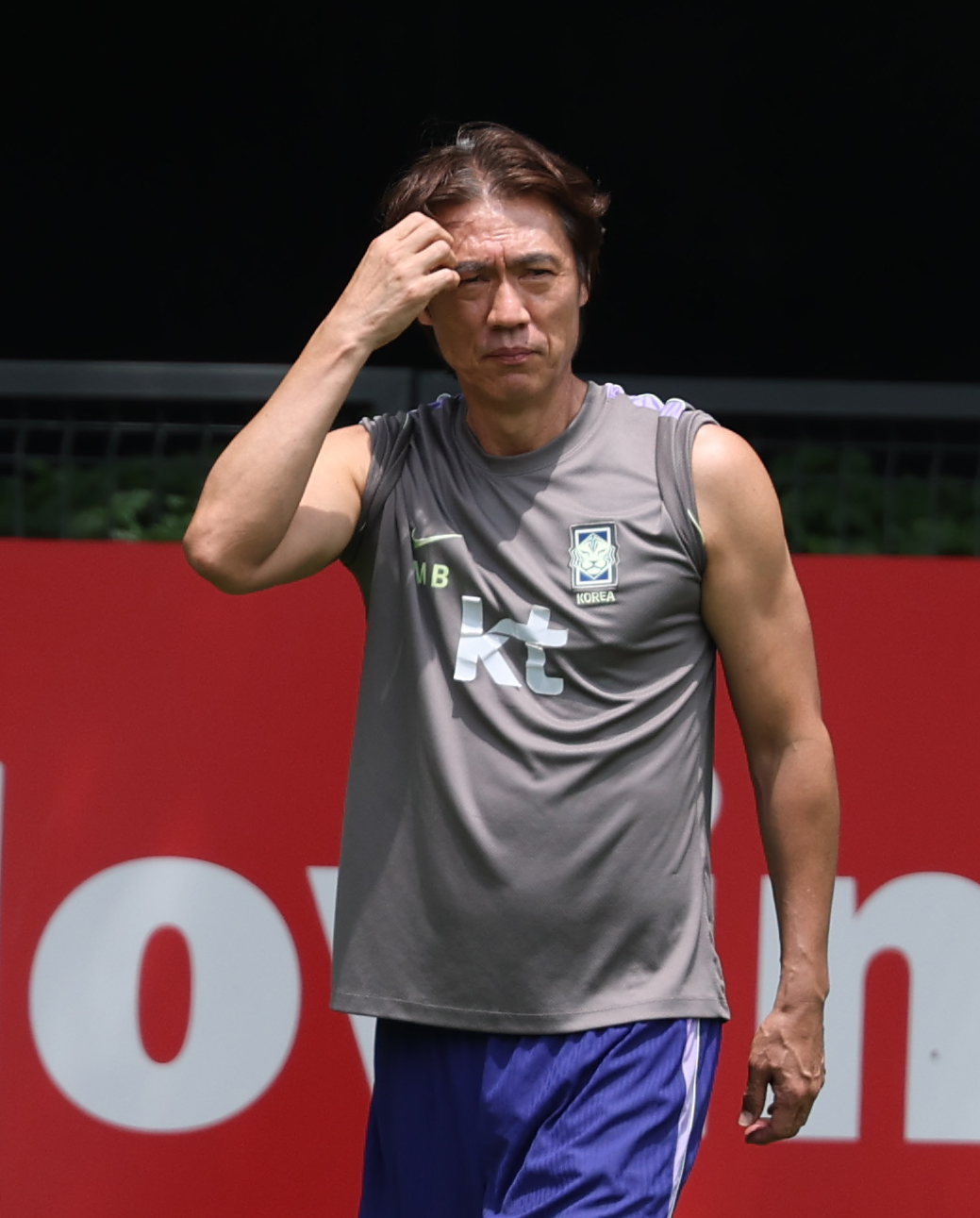 2026 북중미월드컵에 출전한 대한민국 축구 국가대표팀이 19일 멕시코 과달라하라 치바스 베르데 바예에서 회복 훈련을 진행했다. 홍명보 감독이 상념에 잠긴 채 선수들의 훈련을 바라보고 있다. /사진=김진경 대기자