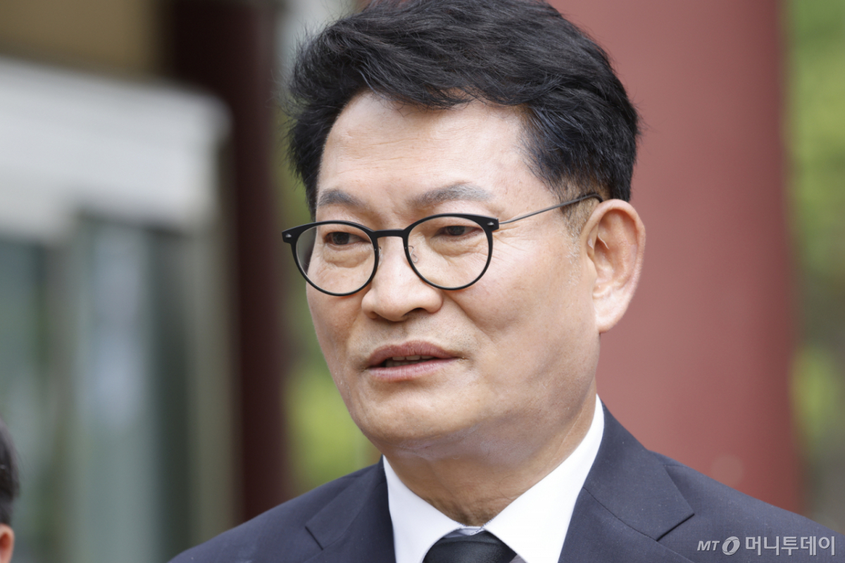 (광주=뉴스1) 김태성 기자 = 송영길 더불어민주당 국회의원이 7일 오전 광주 국립5.18민주묘지를 참배한후 민주의문 앞에서 기자들 질문에 답하고 있다. 2026.6.7/뉴스1 Copyright © 뉴스1. All rights reserved. 무단 전재 및 재배포, AI학습 이용 금지. /사진=(광주=뉴스1) 김태성 기자
