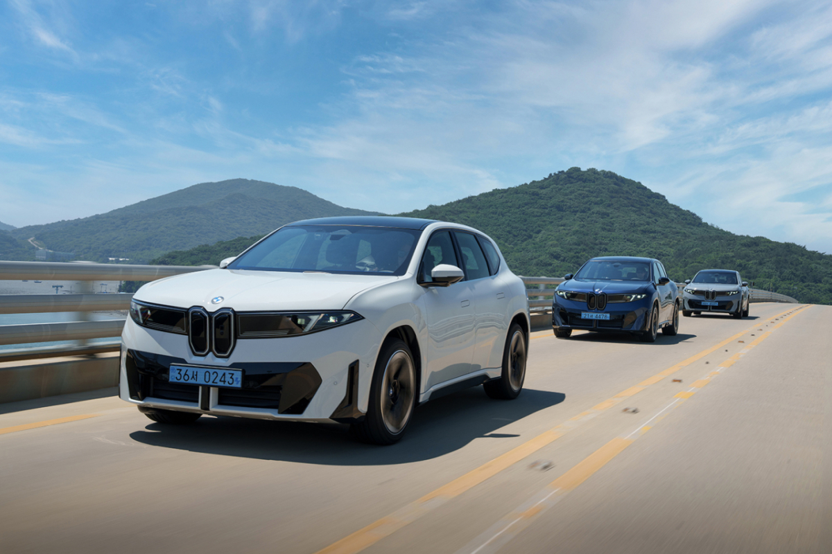 BMW가 출시한 신형 iX3가 도로에서 주행하고 있는 모습/사진= BMW코리아 제공