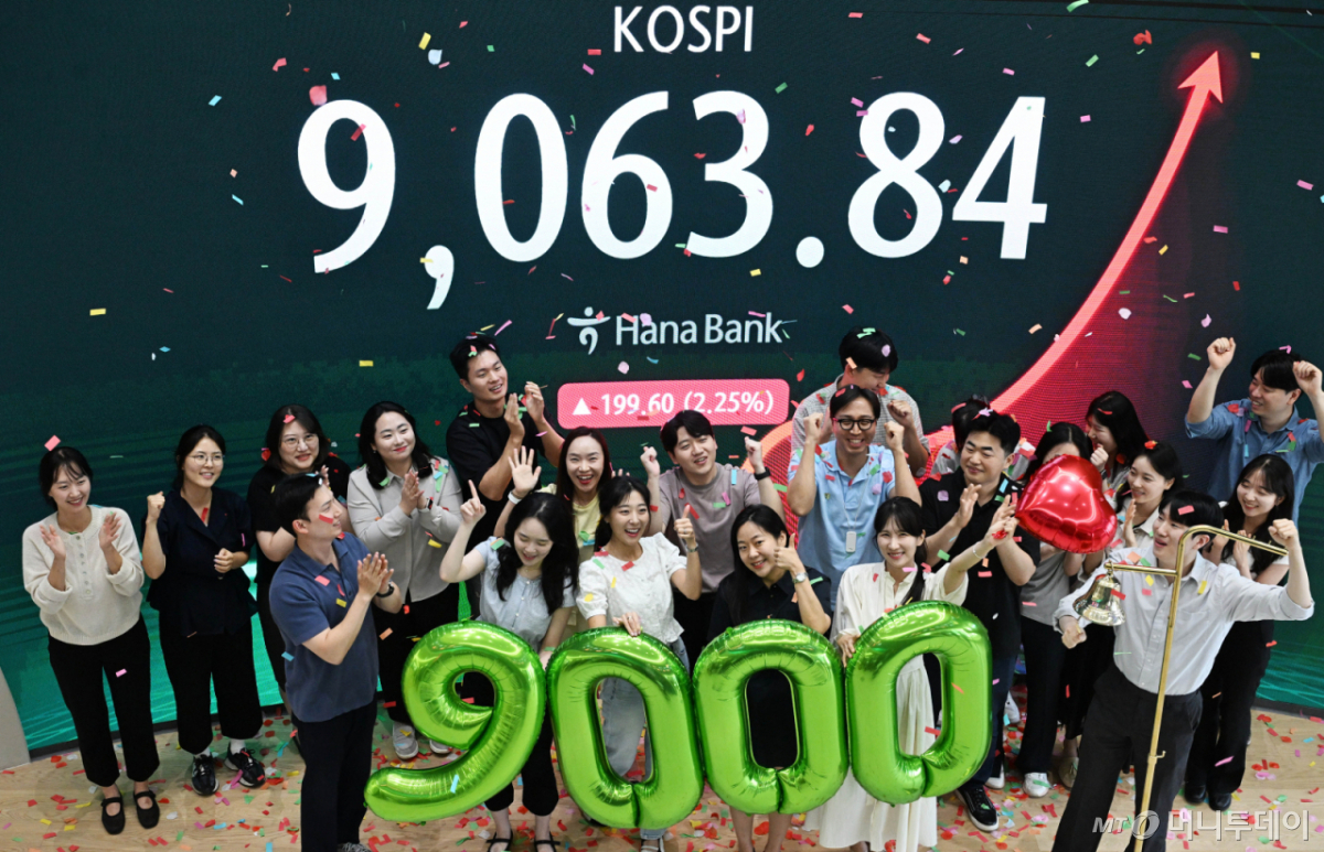 (서울=뉴스1) 최지환 기자 = 코스피가 사상 처음으로 9000포인트를 돌파 마감한 18일 서울 중구 하나은행 딜링룸에서 직원들이 축하 세리머니를 하고 있다. 이날 코스피는 전 거래일 대비 199.60포인트(2.25%) 오른 9063.84로 마감했다. (공동취재) Copyright © 뉴스1. All rights reserved. 무단 전재 및 재배포, AI학습 이용 금지. /사진=(서울=뉴스1) 최지환 기자
