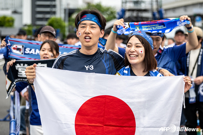 기뻐하는 일본 축구팬들. /AFPBBNews=뉴스1