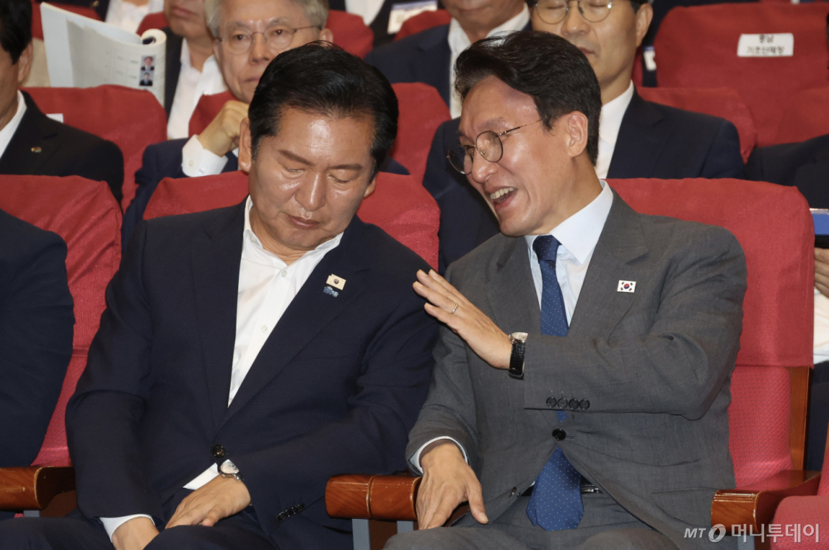 김민석 국무총리와 정청래 더불어민주당 대표가 21일 오후 서울 여의도 국회 의원회관 대회의실에서 열린 2026 6.3지방선거 단체장 당선자 워크숍에서 대화를 하고 있다./사진=뉴시스