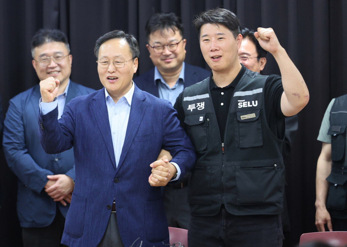 지난달 20일 경기도 수원시 장안구 경기고용노동청에서 삼성전자 임금협상을 마친 여명구 삼성전자 DS(디바이스솔루션·반도체 사업 담당) 피플팀장과 최승호 삼성그룹 초기업노동조합 삼성전자지부 위원장이 잠정 합의안에 서명한 후 파이팅을 외치고 있다./사진=뉴스1
