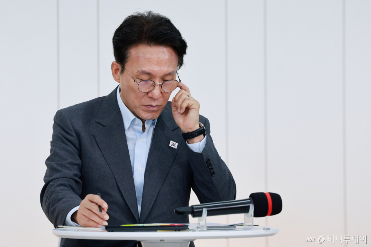 김민석 국무총리가 21일 서울 송파구 한국체육대학교에서 열린 선관위 개혁 관련 시민 토론회에서 참석자 발언을 듣고 있다. /사진=뉴시스