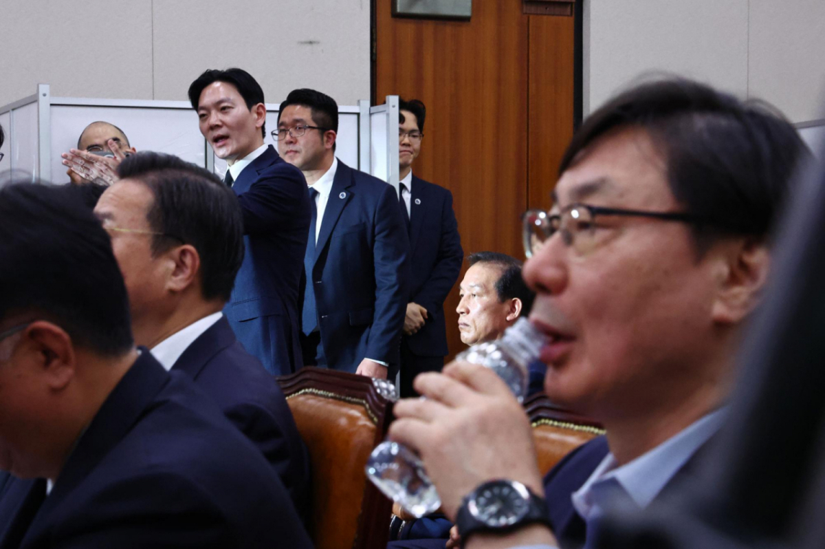 쌍방울 대북 송금 사건을 수사했던 박상용 검사가 지난 4월14일 서울 여의도 국회 '윤석열정권정치검찰조작기소의혹사건진상규명국정조사특별위원회'에서 열린 청문회에서 물 마시는 이화영 전 경기도 평화부지사 뒤로 선서 거부에 대한 육성 소명 기회를 요청하고 있다. /사진=뉴시스