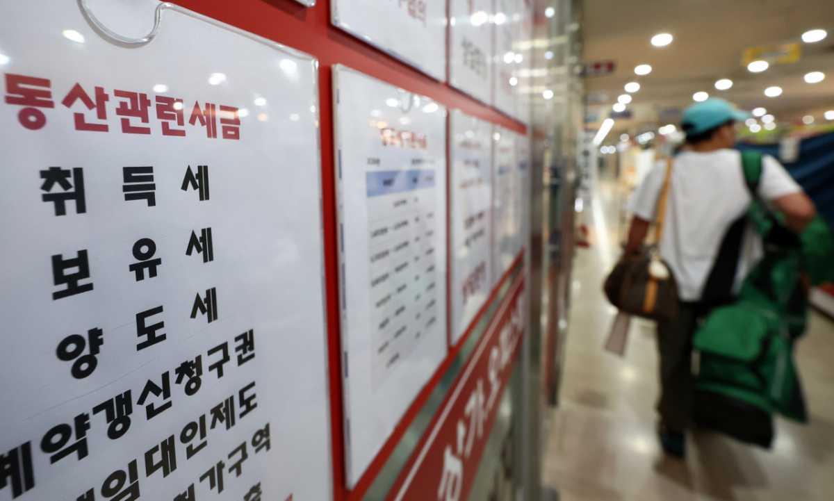 7월 세제개편안 발표를 앞두고 청와대는 보유세, 양도소득세 강화를 시사했다. 사진은 21일 서울 송파구의 한 부동산중개업소에 게시된 보유세, 양도소득세 관련 안내문. /사진=뉴스1
