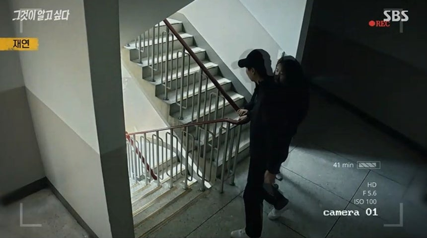 뒤늦게 범행이 들통난 김씨는 6년 전 생후 28개월 된 가온이가 혼자 장난을 치다 이불에 감겨 질식사했다고 주장했다. 임씨는 당시 김씨를 사랑해 자신이 대신 시신을 유기했다고 했다. 다만 부검을 통해 가온양 갈비뼈에 골절이 발생했다가 아문 흔적이 발견됐고, 전문가는 "장기적인 학대나 방임, 방치가 있었을 가능성이 배제되지 않는다"는 소견을 내놨다. 김씨의 지인도 "'김씨가 결혼에 아이가 걸림돌이 된다'는 말을 자주 하고 다녔다"고 진술했다. /사진=SBS '그것이 알고 싶다'