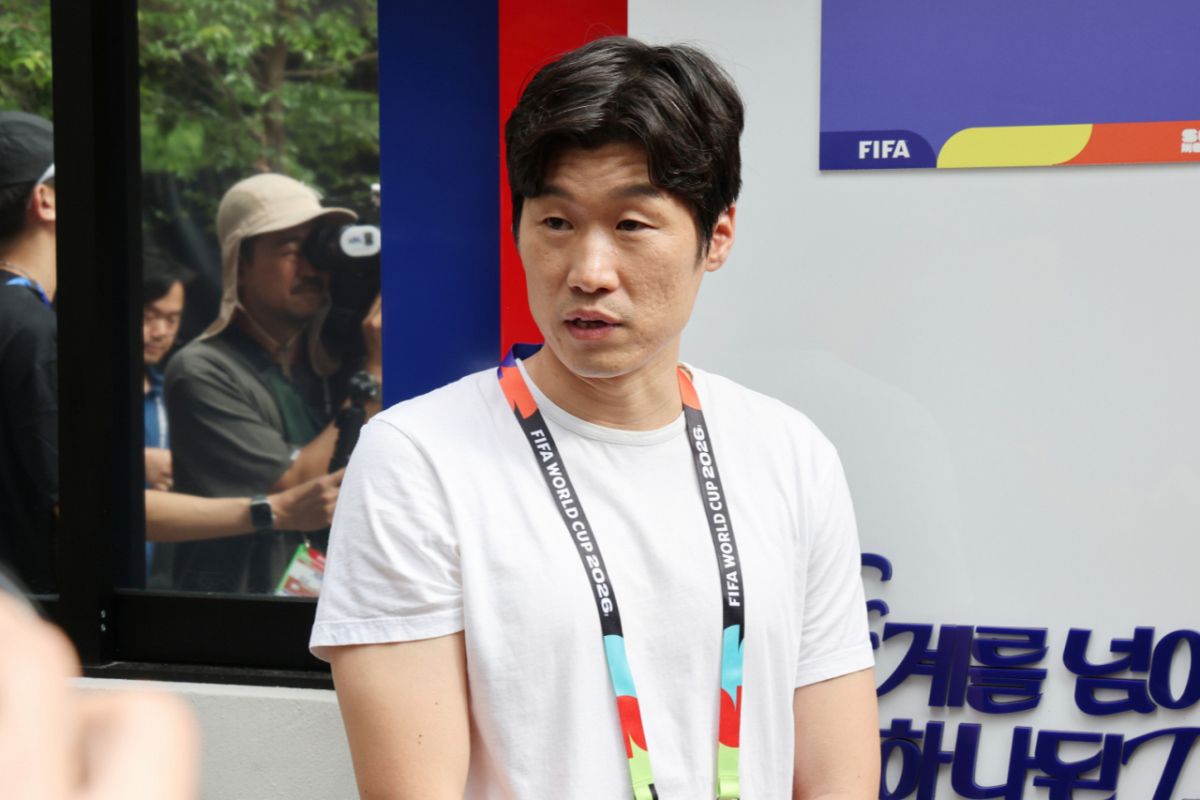 국가대표 축구선수 출신 박지성이 지난 11일(한국시간) 멕시코 과달라하라 인근 사포판의 대한민국 축구 국가대표팀 훈련장에서 취재진과 만나 인터뷰 중인 모습. /사진=뉴스1