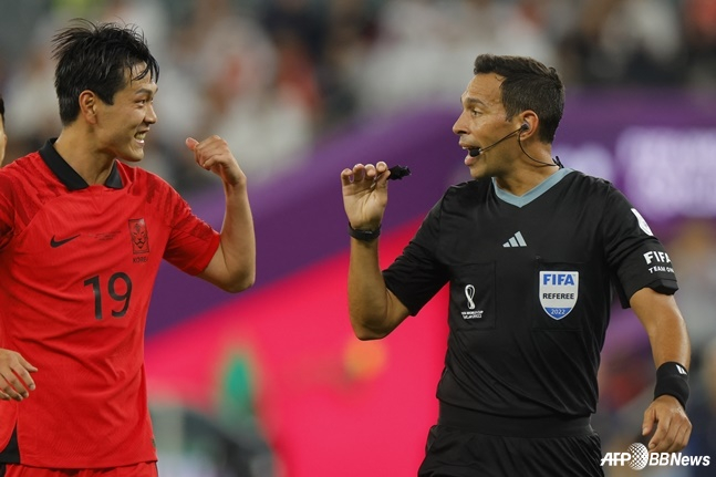 2022 카타르월드컵 포르투갈전 당시 김영권과 대화하는 테요 주심. /AFPBBNews=뉴스1