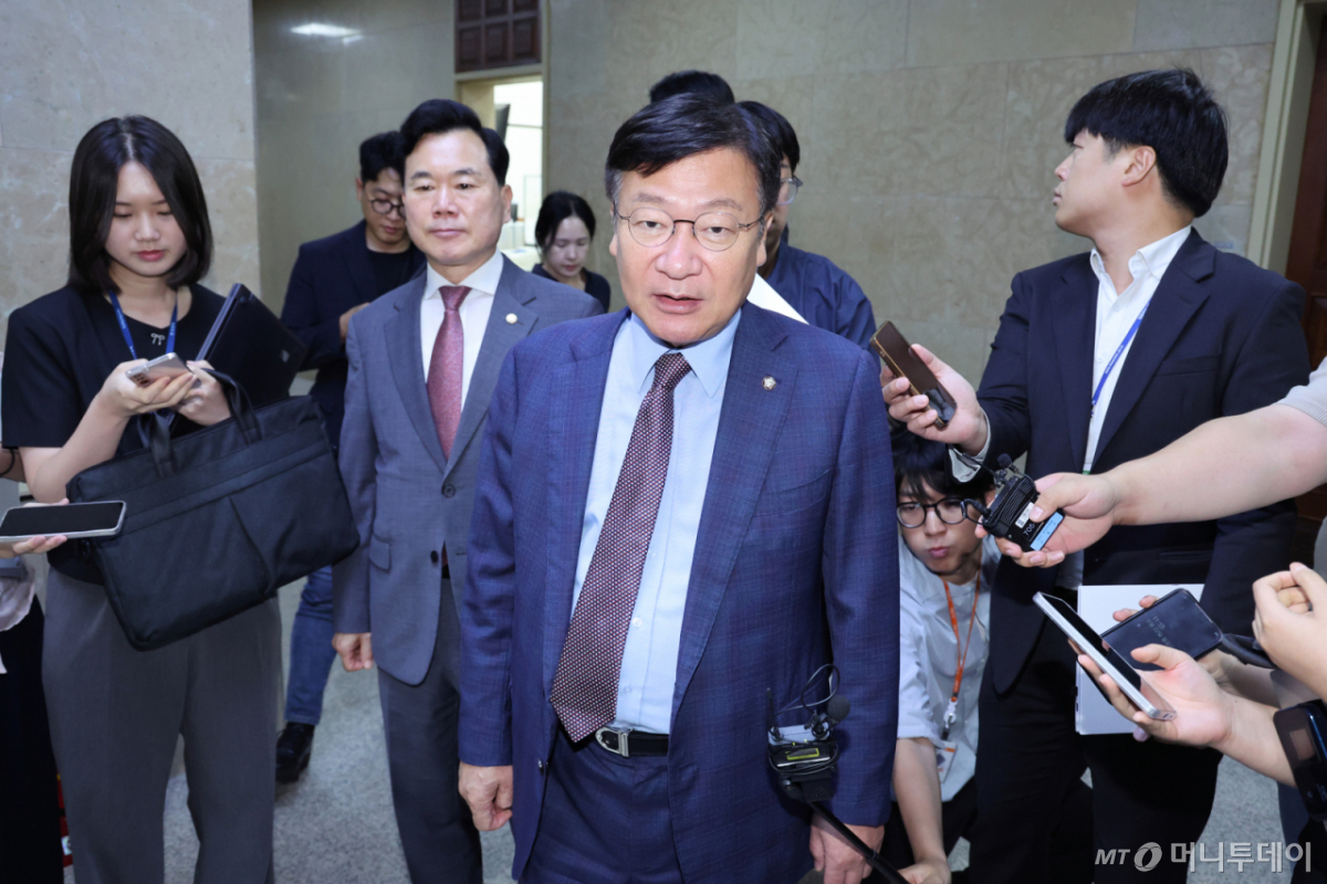 (서울=뉴스1) 신웅수 기자 = 정점식 국민의힘 원내대표와 김승수 원내운영수석부대표가 22일 서울 여의도 국회에서 열린 여야 원내대표 회동을 마친 후 운영위원장실을 나서고 있다. 2026.6.22/뉴스1 Copyright © 뉴스1. All rights reserved. 무단 전재 및 재배포, AI학습 이용 금지. /사진=(서울=뉴스1) 신웅수 기자