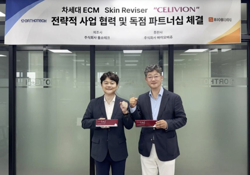 김일환 올소테크 대표(왼쪽)와 양준호 바이오비쥬 대표 가 '셀리비온'의 성공적인 시장 확대를 위한 파트너십에서 기념촬영을 하고 있다./사진제공=바이오비쥬