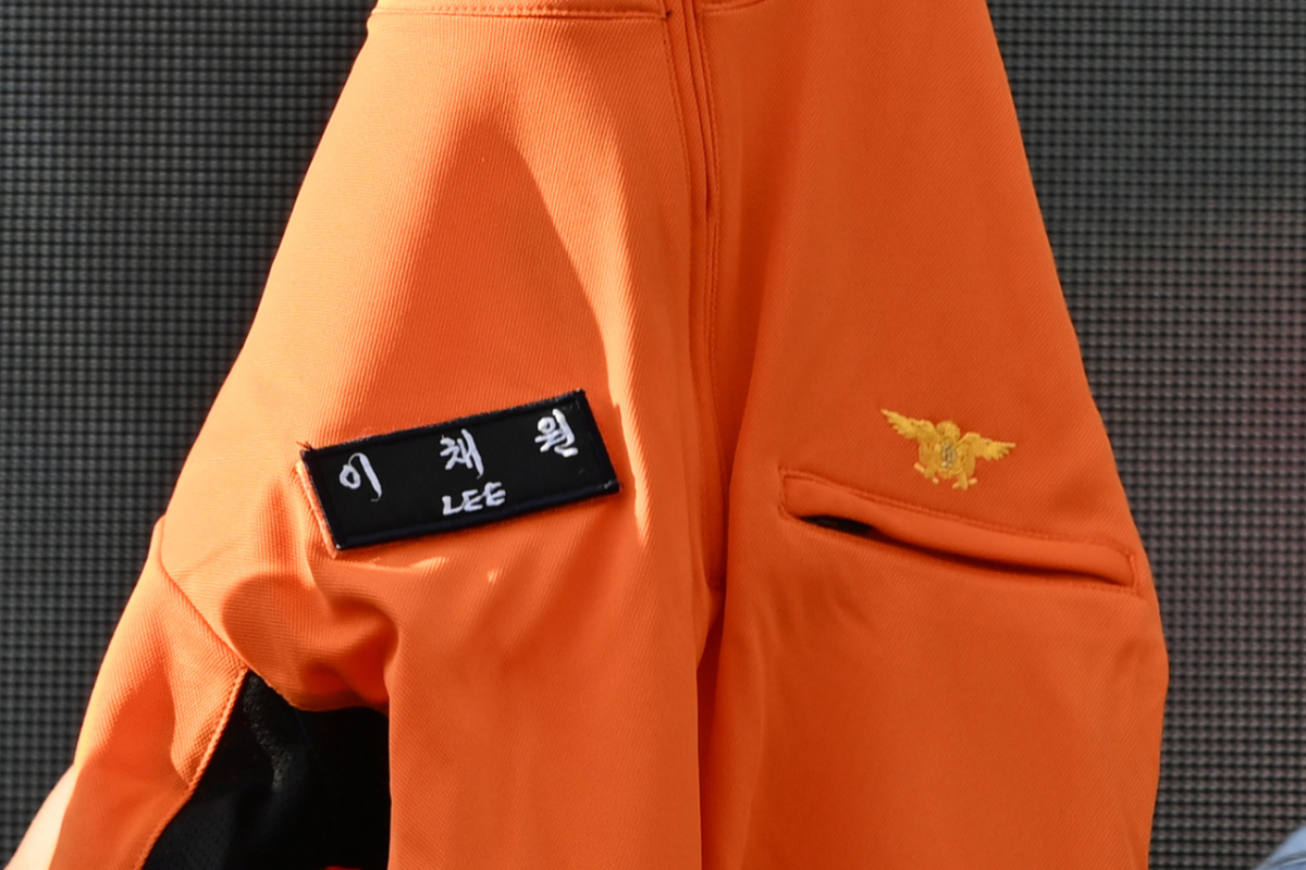 고(故) 이채원 양의 49재 추모식이 열린 지난 21일 오후 광주 광산구 광주광역시교육청시민협치진흥원에서 전국공무원노동조합 광주소방지부의 명예소방관 임명장과 소방복 수여식이 열리고 있다. 응급구조사가 꿈이었던 이 양은 지난 어린이날이었던 5월5일 귀가 도중 계획범죄를 노리고 접근한 장윤기(23)에 의해 숨졌다/사진=뉴시스