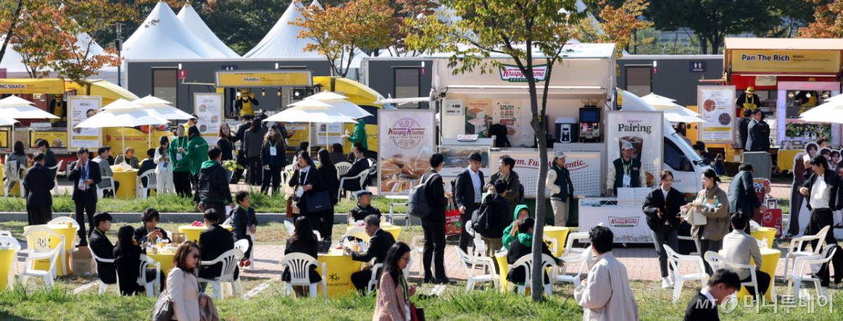 [경주=뉴시스] 추상철 기자 = 아시아태평양경제협력체(APEC) CEO 써밋이 열린 29일 경북 경주예술의전당 앞에 마련된 'KB 푸드트럭 파크' K-푸드 체험존이 국내외 참가자들로 붐비고 있다. 2025.10.29. scchoo@newsis.com /사진=추상철