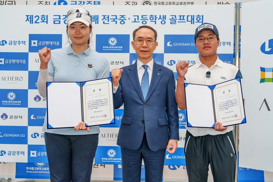 왼쪽부터 안하연, 최상순 금강주택 사장, 김동휘. /사진=금강주택 제공