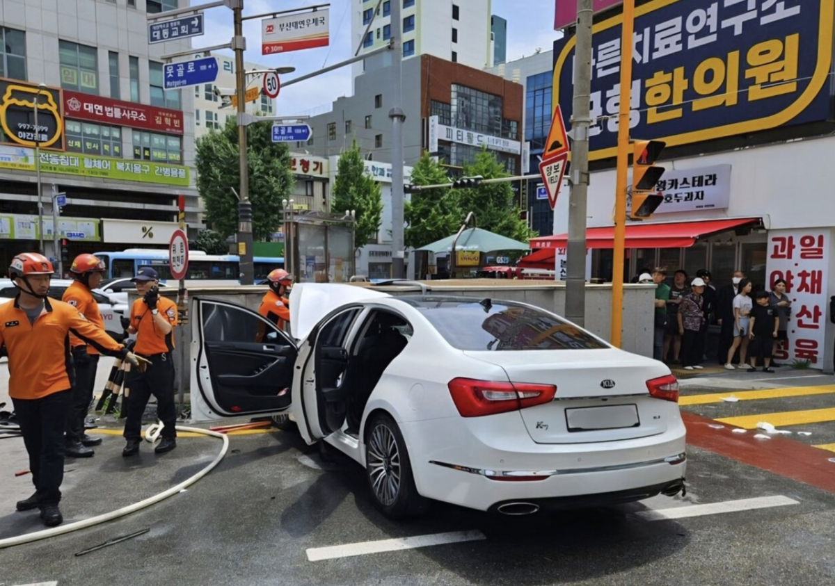 지난 21일 오후 1시 8분쯤 부산 대연동의 한 내리막길에서 승용차가 보행자 4명을 덮쳐 2명이 숨지고 2명이 다쳤다. 사진은 사고 현장 모습./사진=부산소방재난본부 제공