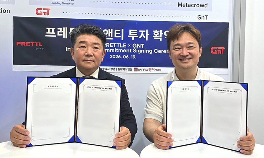 손일수 지앤티 대표(왼쪽)가 '비바테크놀로지 2026'에서 투자확약서를 들고 기념촬영하고 있다./사진제공=호서대