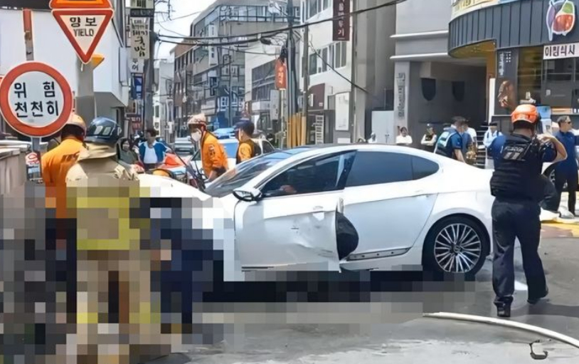 21일 오후 1시쯤 부산 남구 대연동에서 78세 남성 A씨가 몰던 차가 인도로 돌진해 보행자 2명이 숨졌다./사진=뉴스1