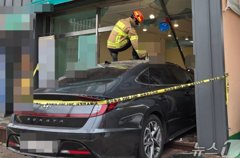 지난 2월 26일에는 제주 서귀포시 서귀동에서 80대 A 씨가 몰던 승용차가 다른 차를 들이받고 상가로 돌진해 운전자 등 3명이 경상으로 병원에 이송됐다./사진=뉴스1