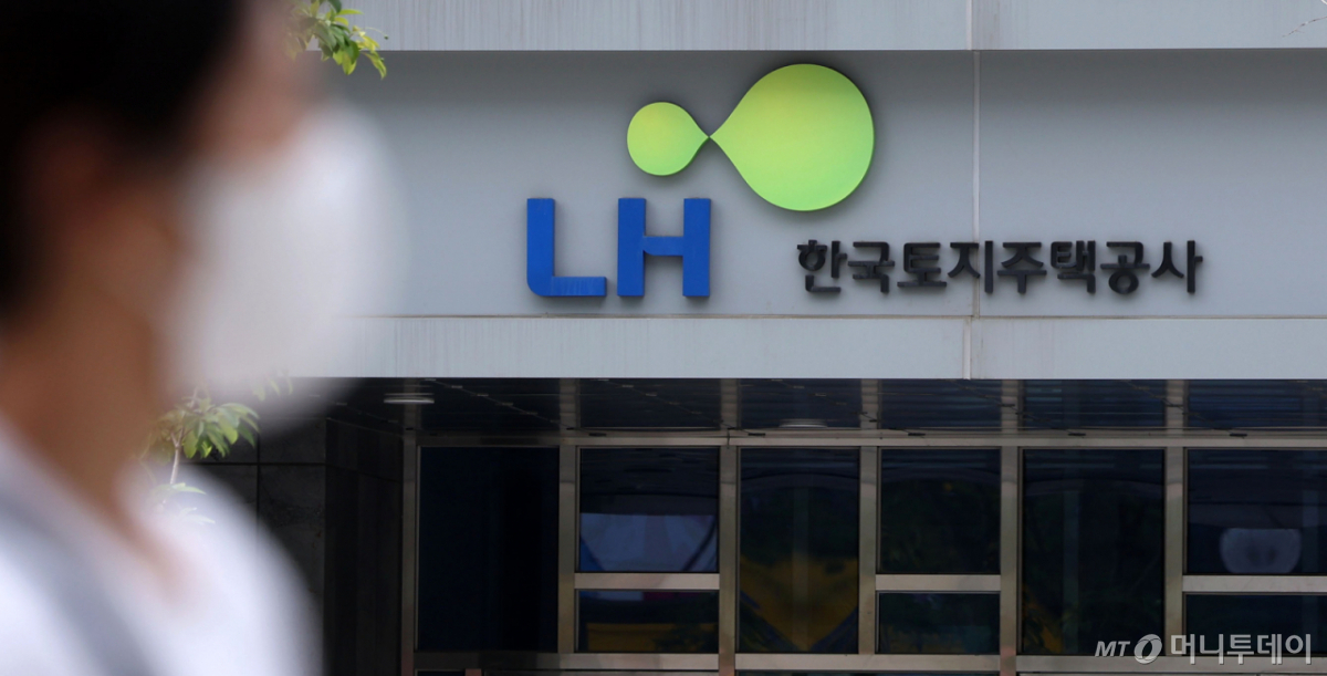 [고양=뉴시스] 홍효식 기자 = 사진은 주택공급 확대 방안을 발표한 7일 경기 고양시 LH 고양사업본부 모습. 2025.09.07. yesphoto@newsis.com /사진=홍효식