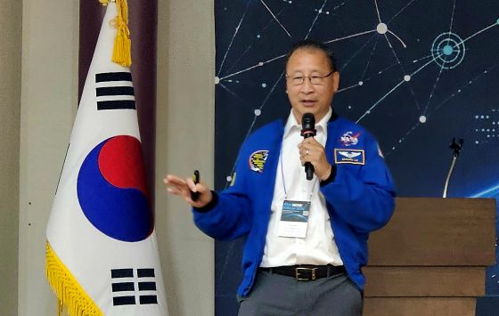 전직 우주비행사 출신인 에드루 레오랩스 공동창업자 겸 최고기술책임자(CTO)가 발표하는 모습/사진=류준영 기자