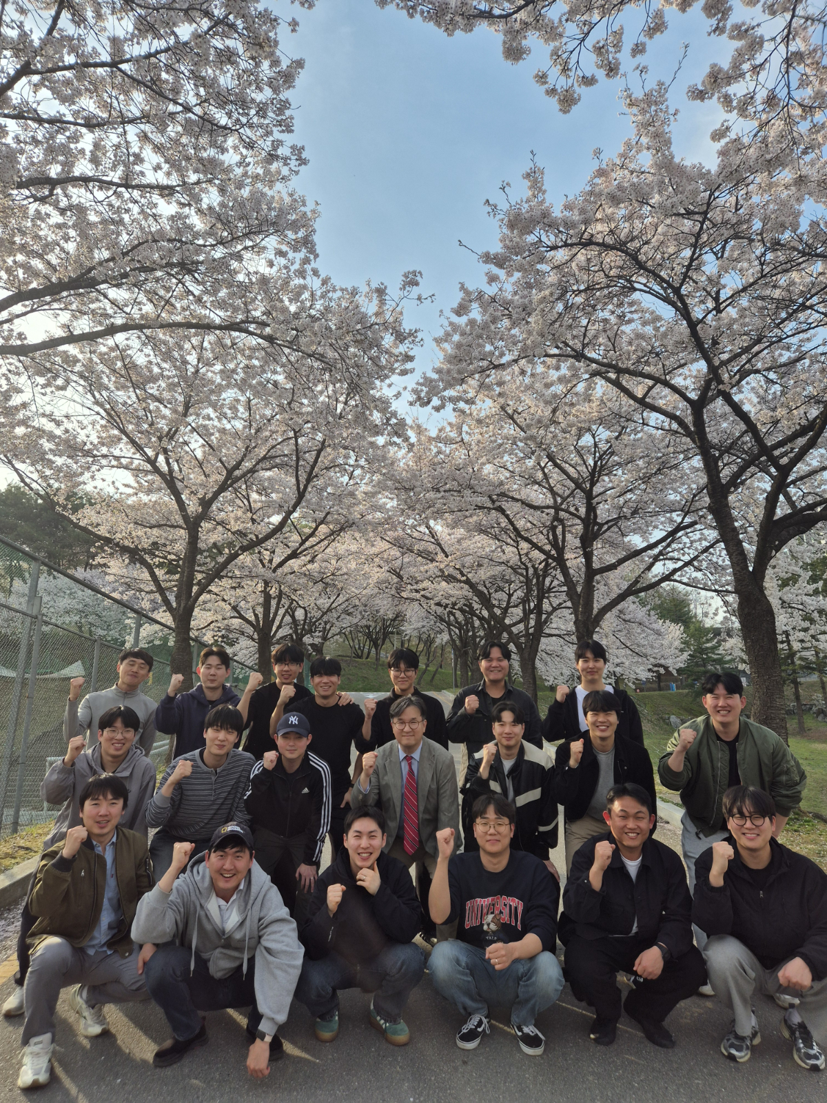명지대학교는 공과대학 기계공학과 마이크로시스템 연구실 소속 전지운 학생이 정상국 교수 연구팀과 함께 수행한 연구로 SCIE급 국제학술지에 게재되고 학회 최우수상을 받았다고 22일 밝혔다. 맨 윗줄 왼쪽에서 3번째 전지운 학생, 사진 정중앙은 정상국 교수./사진제공=명지대학교