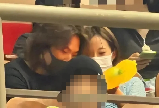 그룹 빅뱅 대성(37)이 카라 허영지(31)와 다정한 모습이 포착되면서 열애설이 불거지자 이를 즉각 부인했다./사진=온라인 커뮤니티