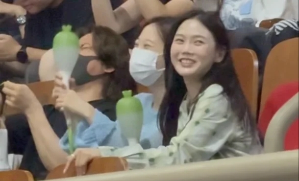 그룹 빅뱅 대성(37)이 카라 허영지(31)와 다정한 모습이 포착되면서 열애설이 불거지자 이를 즉각 부인했다. 현장에는 그룹 오마이걸 효정도 동행한 것으로 알려졌다. /사진=온라인 커뮤니티