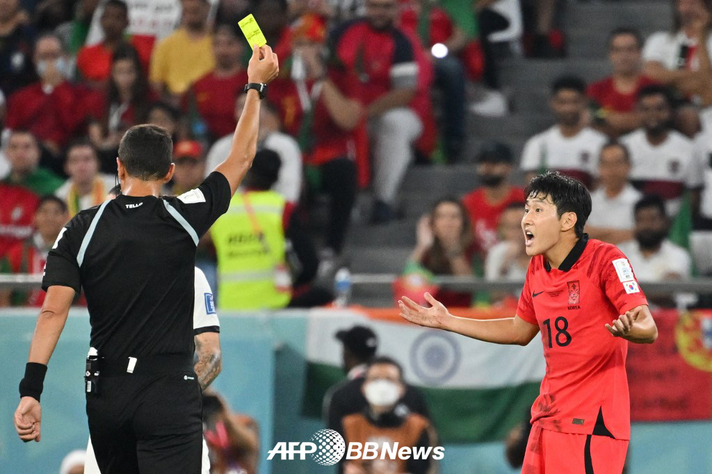 지난 2022 FIFA 카타르 월드컵 조별리그 최종전 포르투갈전 당시 이강인에게 경고를 주고 있는 파쿤도 테요 심판. /AFPBBNews=뉴스1