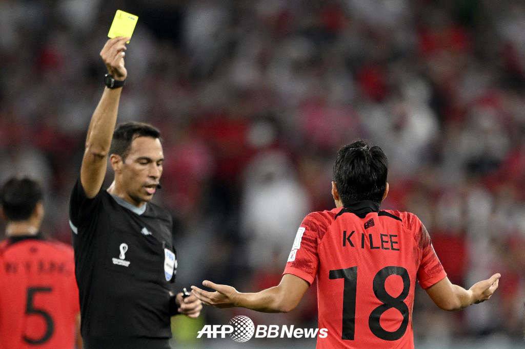 지난 2022 FIFA 카타르 월드컵 조별리그 최종전 포르투갈전 당시 이강인에게 경고를 주고 있는 파쿤도 테요 심판. /AFPBBNews=뉴스1