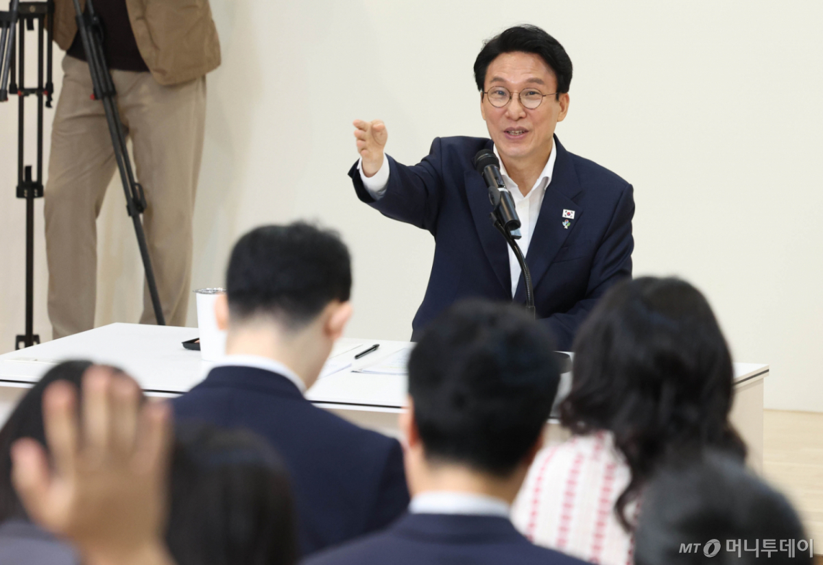 김민석 국무총리가 22일 오전 서울 종로구 정부서울청사 별관에서 출입기자 간담회를 하고 있다. /사진=뉴시스