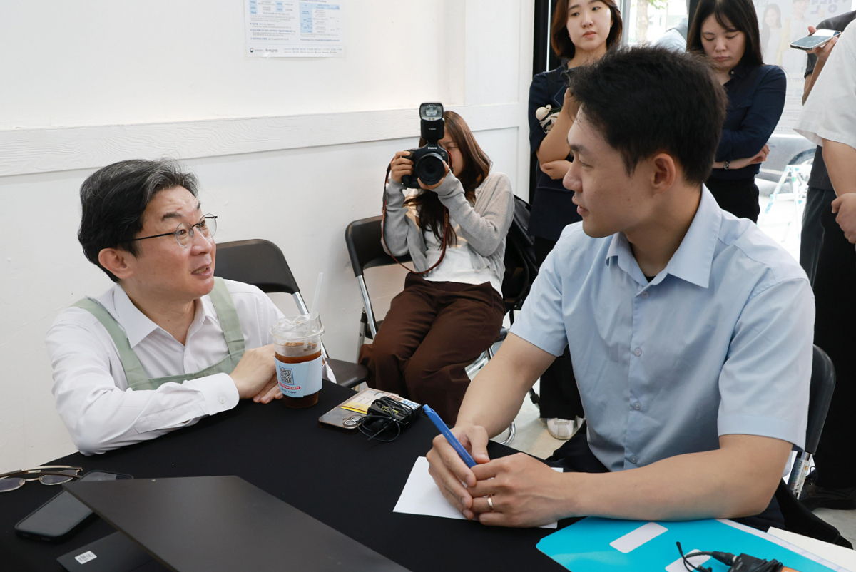 22일 오전 8시30분 서울 성수동에서 열린 '미래를 채우는 커피차' 행사. 이억원 금융위원장(왼쪽)이 청년미래적금을 홍보하고 있다/사진=금융위