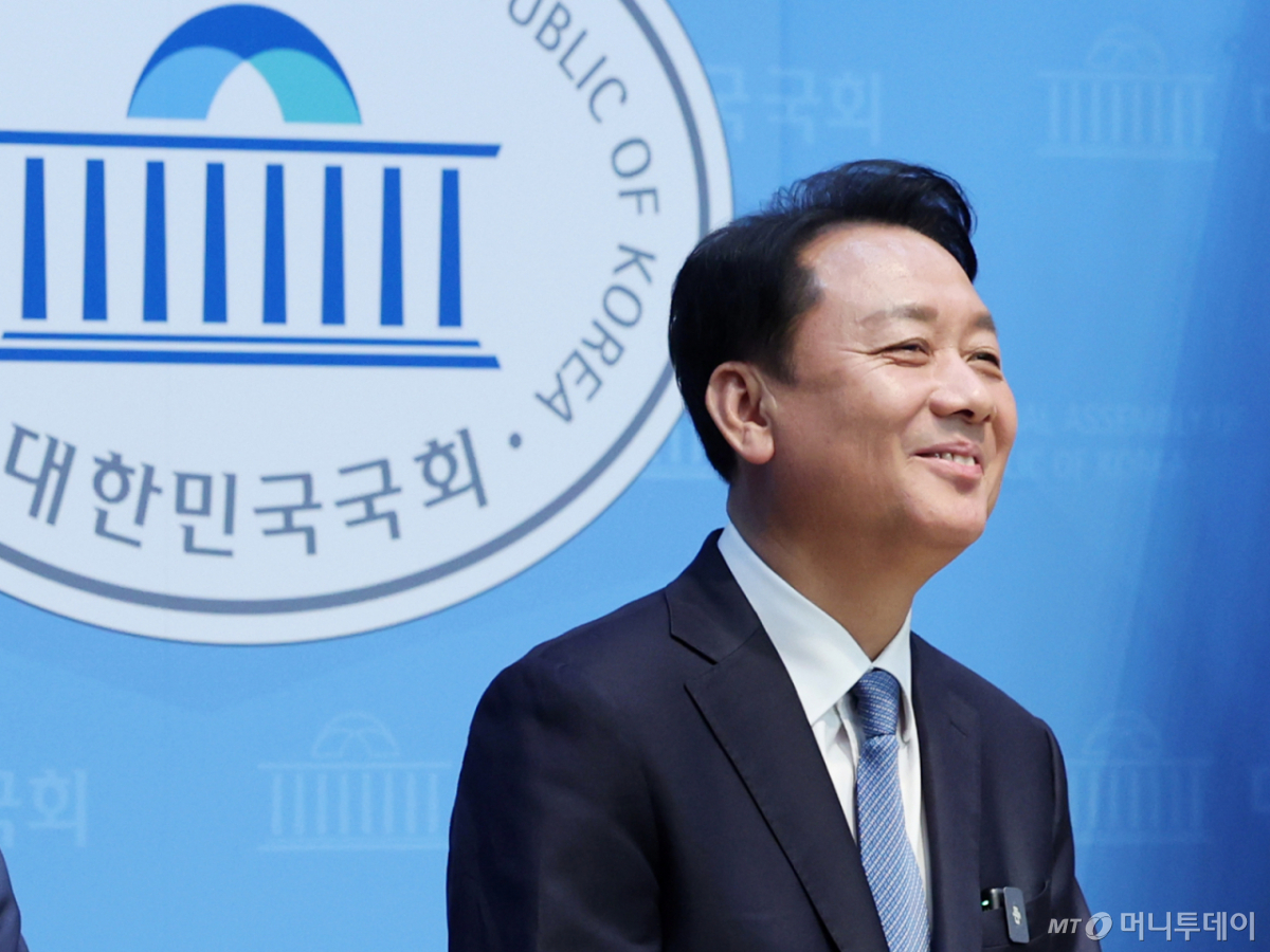 (서울=뉴스1) 황기선 기자 = 이광재 전 강원지사가 30일 서울 여의도 국회에서 경기 하남갑 국회의원 보궐선거 출마 선언을 위해 발걸음을 옮기고 있다. 2026.4.30/뉴스1 Copyright © 뉴스1. All rights reserved. 무단 전재 및 재배포, AI학습 이용 금지. /사진=(서울=뉴스1) 황기선 기자
