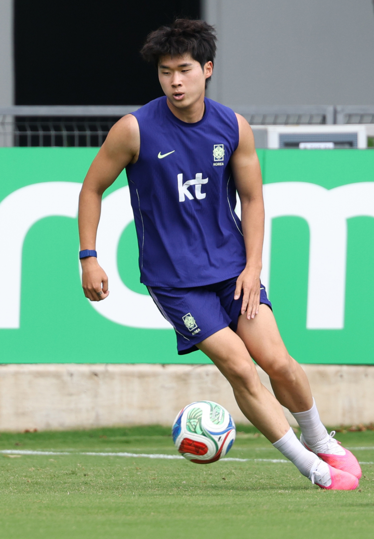 대한민국 축구 국가대표팀이 2026 북중미월드컵 A조 2차 예선을 앞두고 15일 멕시코 과달라하라 치바스 베르데 바예에서 훈련을 진행했다.  김태현을 비롯한 선수들이 러닝 훈련을 하고 있다. /사진=김진경 대기자