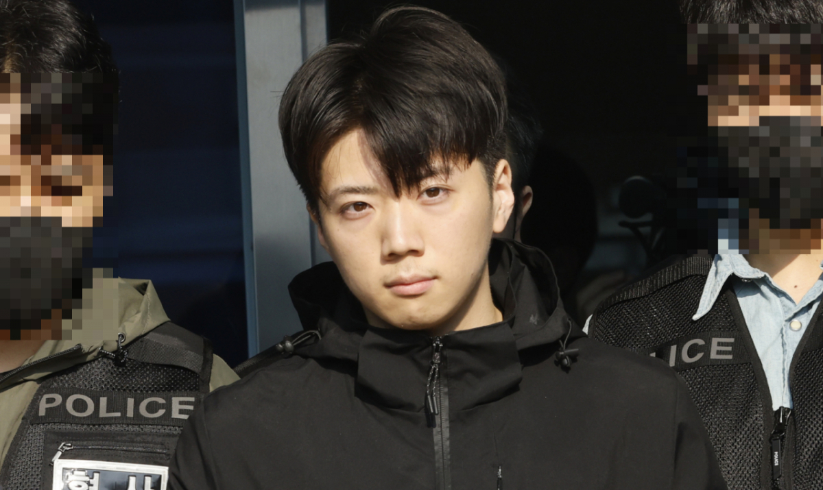 지난달 14일 광주 도심에서 일면식도 없는 10대 여고생을 살해한 장윤기 씨가 광주 서부경찰서에서 검찰로 송치되고 있다/사진=뉴스1
