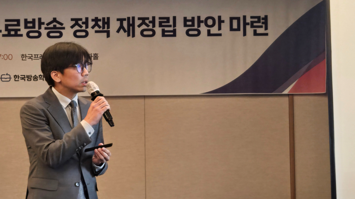 노창희 디지털산업정책연구소장이 22일 서울 중구 한국프레스센터에서 열린 '방송미디어 구조변화에 따른 유료방송 정책 재정립 방안 마련' 세미나에서 발제하고 있다./사진=이찬종 기자