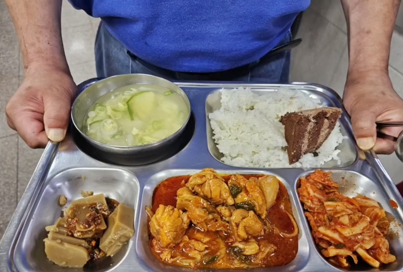 노숙인과 어려운 청소년을 위한 무료 급식 과정에서 밥 위에 케이크를 얹어줬다는 이유로 일부 누리꾼들이 남긴 조롱성 댓글이 눈살을 찌푸리게 하고 있다./사진=김하종 신부 인스타그램