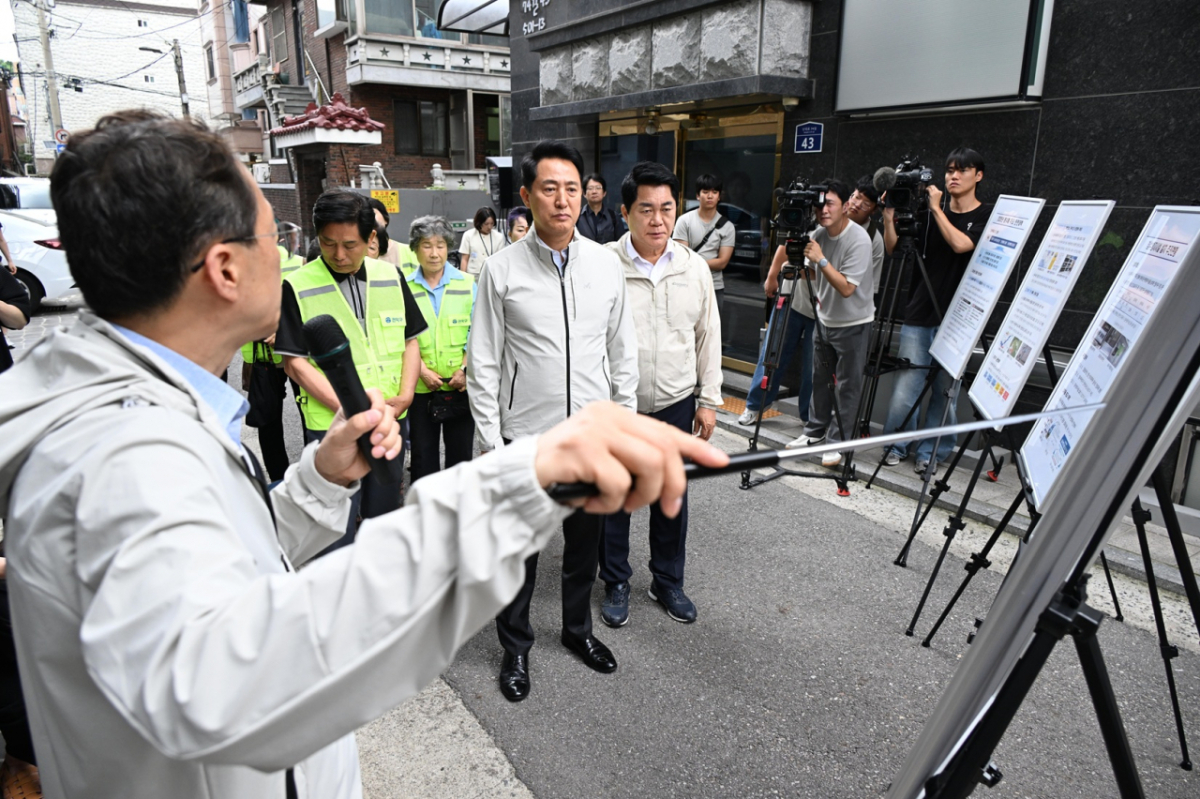 오세훈 서울시장이 22일 관악구 일대에서 풍수해 대비 안전대책 관련 브리핑을 듣고 있다./사진=서울시